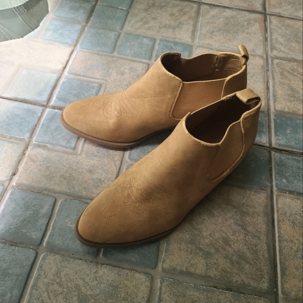 AE cowboy booties size 7